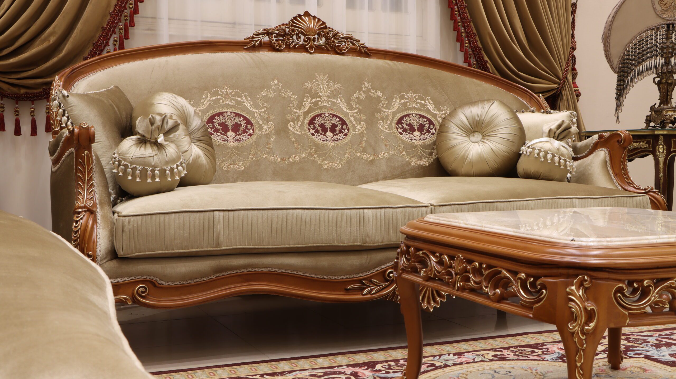 Handmade Elite Gallery Brown Loveseat | Mobilia Cleopatra 3 Handmade Elite Gallery Brown Loveseat - Image 1